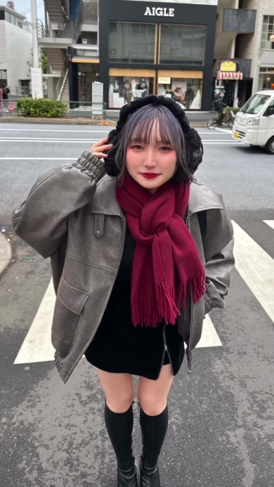 ポーズをとる女性