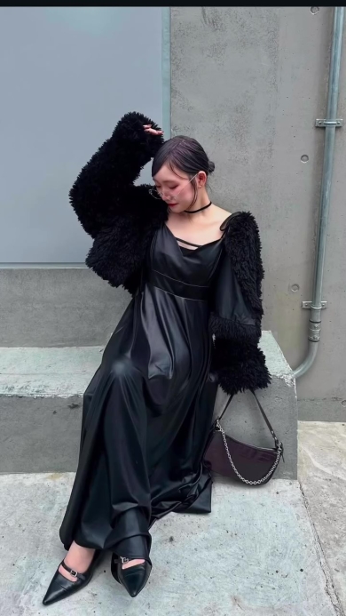 ポーズをとる女性