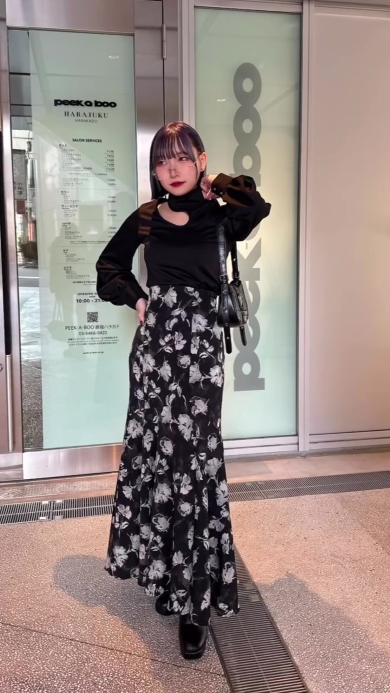 ポーズをとる女性