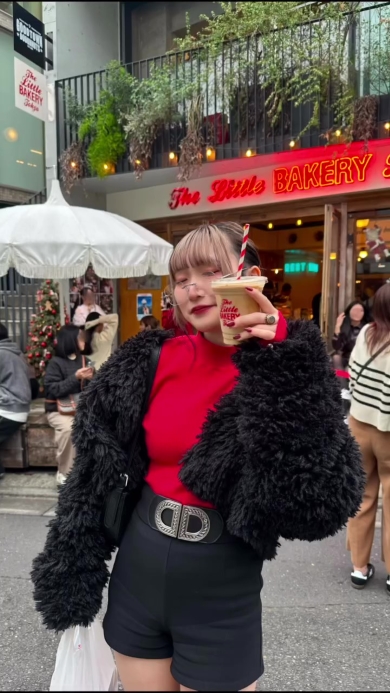 ポーズをとる女性