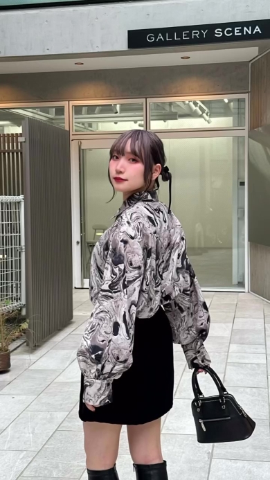 ポーズをとる女性