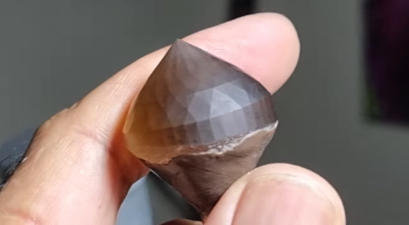 シトリンの原石を磨く