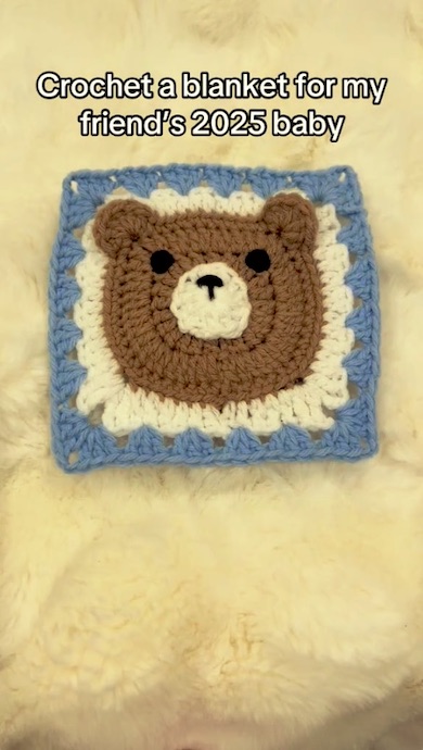 クマがあしらわれた、四角い編み物のモチーフ