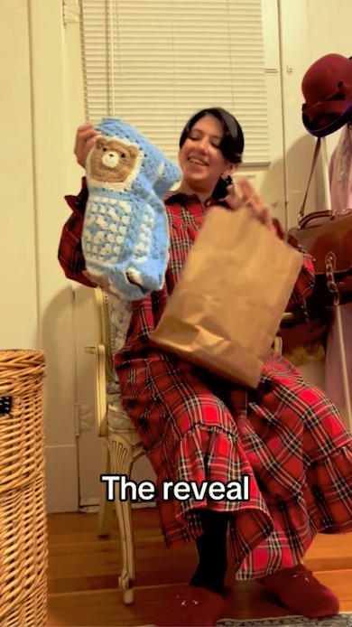 紙袋からブランケットを取り出す女性