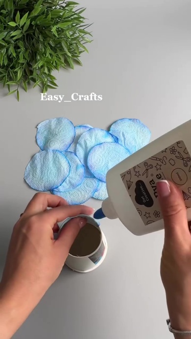 カップのふちに重ねます