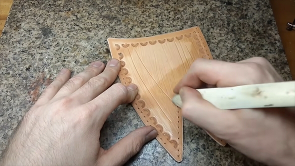 革細工で作るカブトムシのバッグ