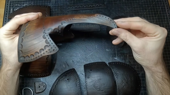 革細工で作るカブトムシのバッグ