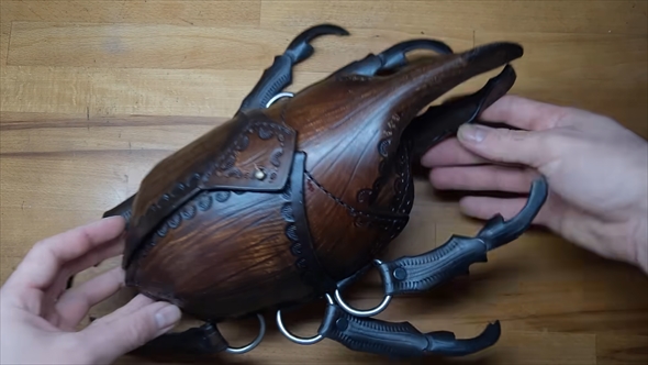 革細工で作るカブトムシのバッグ