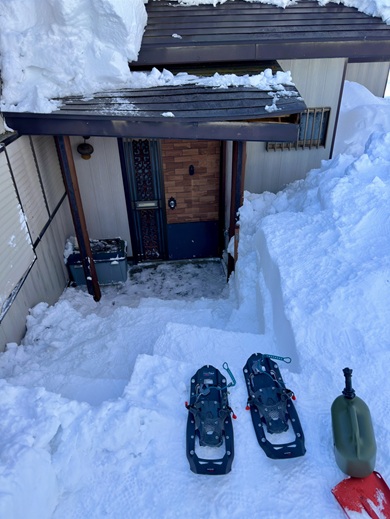 雪かきで発掘された家の玄関