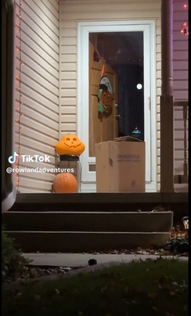 玄関の前に置かれた段ボール……