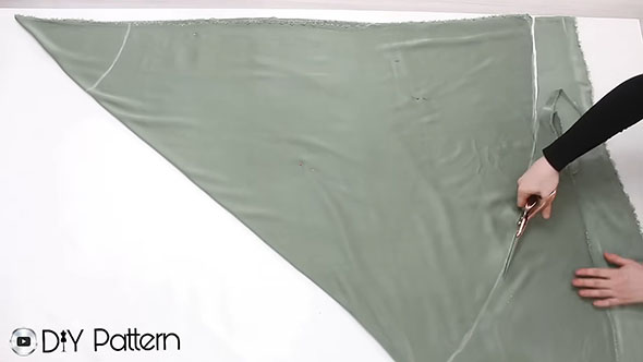 簡単に作れるスカート・布をカットしているところ