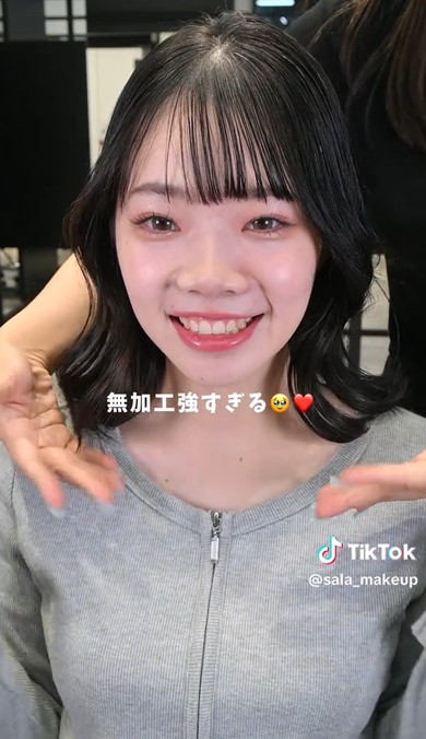 女性がメイクで変身