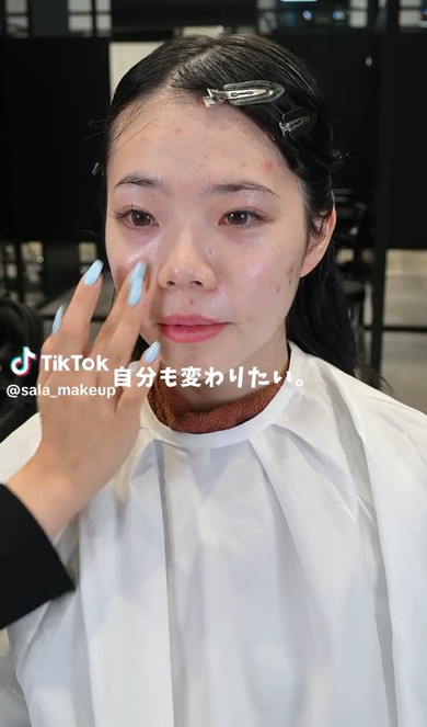 女性がメイクで変身