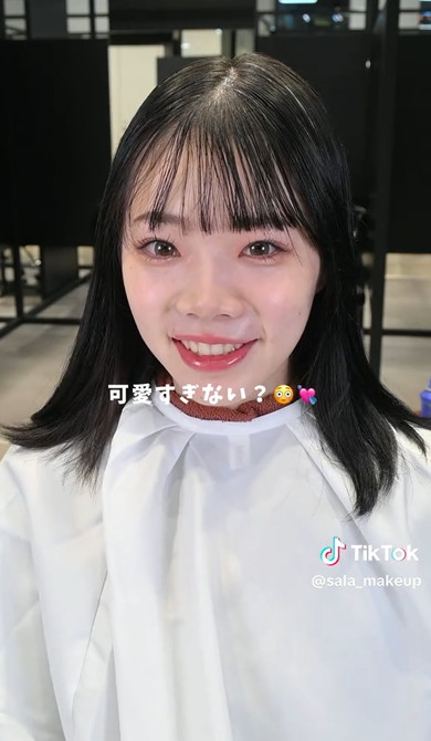 女性がメイクで変身