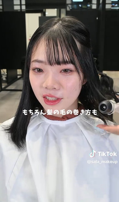 女性がメイクで変身