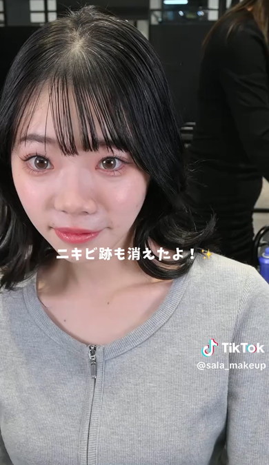 女性がメイクで変身