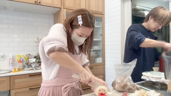 正月料理を作る辻希美と杉浦太陽