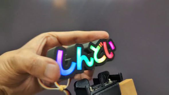 しんどいサイネージをモニター上部に固定するための器具