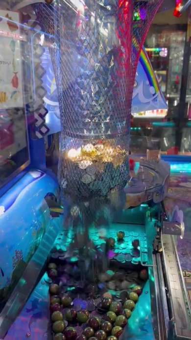 大量のメダルが降り注ぐ