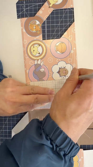 型紙に合わせて箱をカット