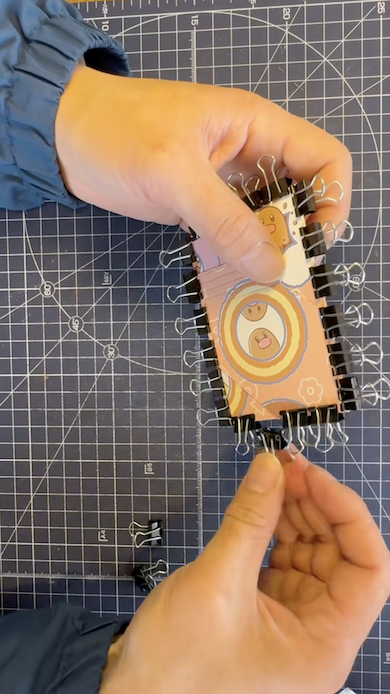 接着してクリップで押さえる