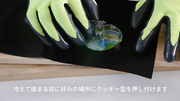 ペットボトルのキャップとクッキー型を使ったキーホルダー