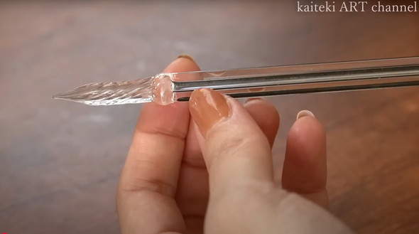 画家がラメインクで宝石を描く