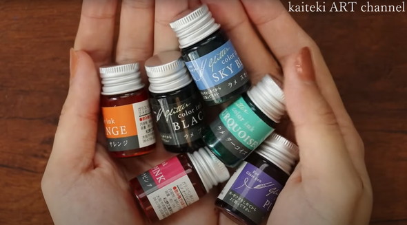 画家がラメインクで宝石を描く