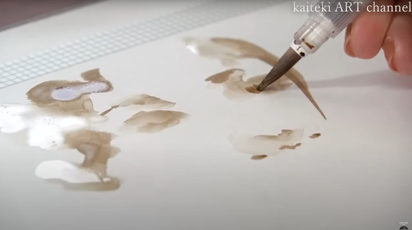 画家がラメインクで宝石を描く