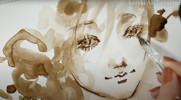 画家がラメインクで宝石を描く