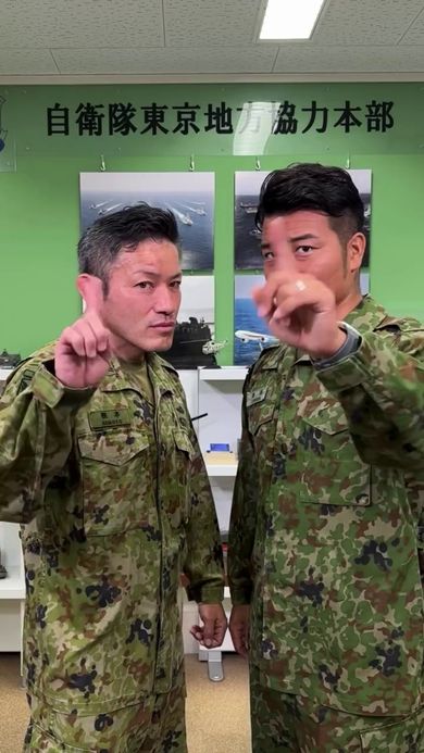 護身術を伝える2人の男性自衛官