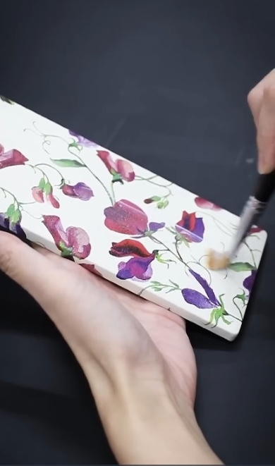 ふたにペーパーを貼る様子