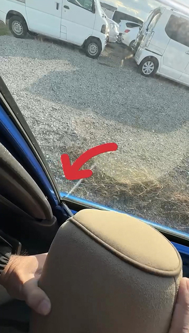 ヘッドレストの突起をガラスの角に当てる