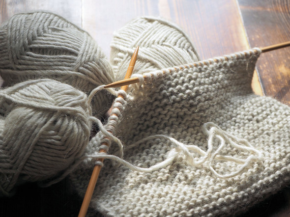 絹糸で編んだいちごのイヤリング