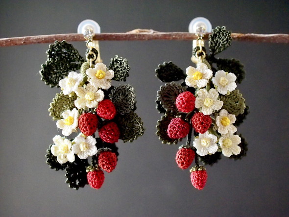 絹糸で編んだいちごのイヤリング