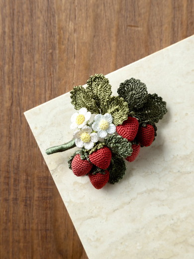 絹糸で編んだいちごのブローチ
