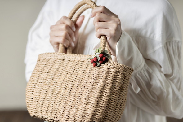 絹糸で編んだいちごのブローチ