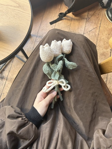 白いチューリップの編み物