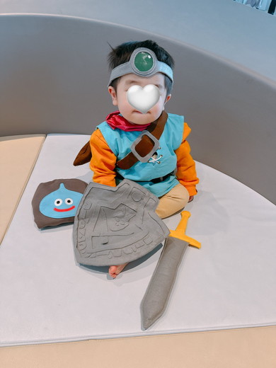 勇者ザインの服を着ている男の子