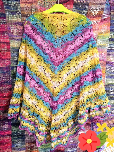 カラフルな編みものショール