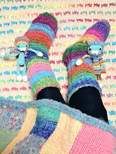 カラフルな編みもの靴下