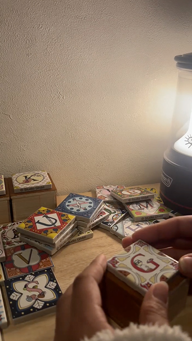 ジブリのタイルを使った飾り棚