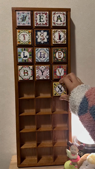 ジブリのタイルを使った飾り棚