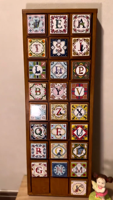 ジブリのタイルを使った飾り棚