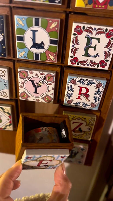 ジブリのタイルを使った飾り棚