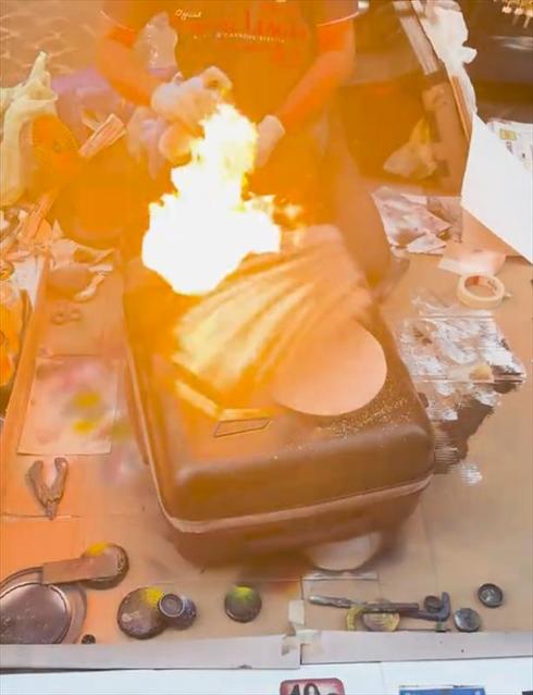 スーツケースをスプレーペイント