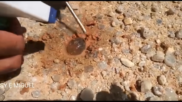 道端で見つけたシトリンの原石