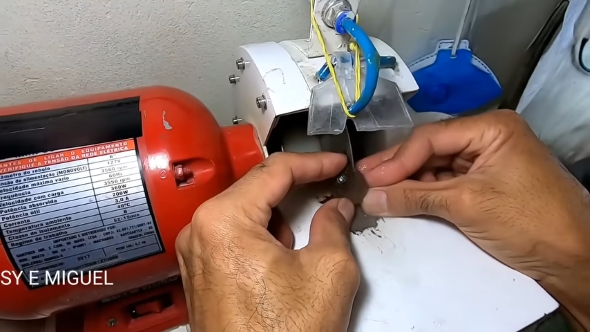 研磨機で石をカット