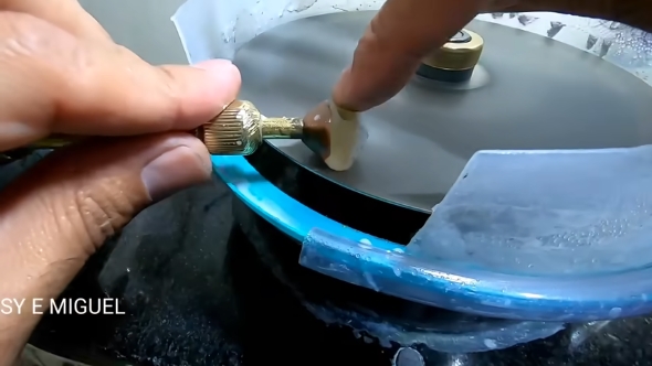 細かいカットをする様子