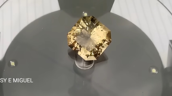 磨き終わったシトリンクウォーツ